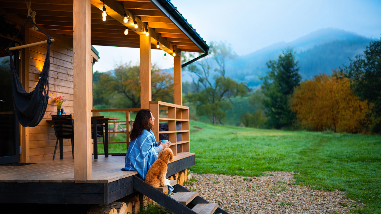 hundefreundliche_Unterkunft Eine Tierhalterin genießt den Urlaub mit ihrem Hund in einer tollen Unterkunft.