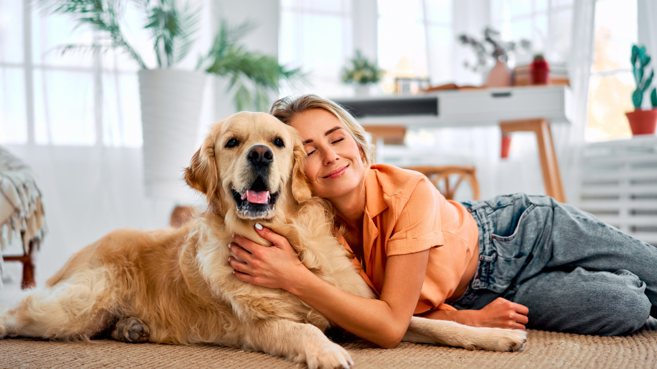 3_Kosten_Hund Eine Frau kuschelt mit ihrem Hund.