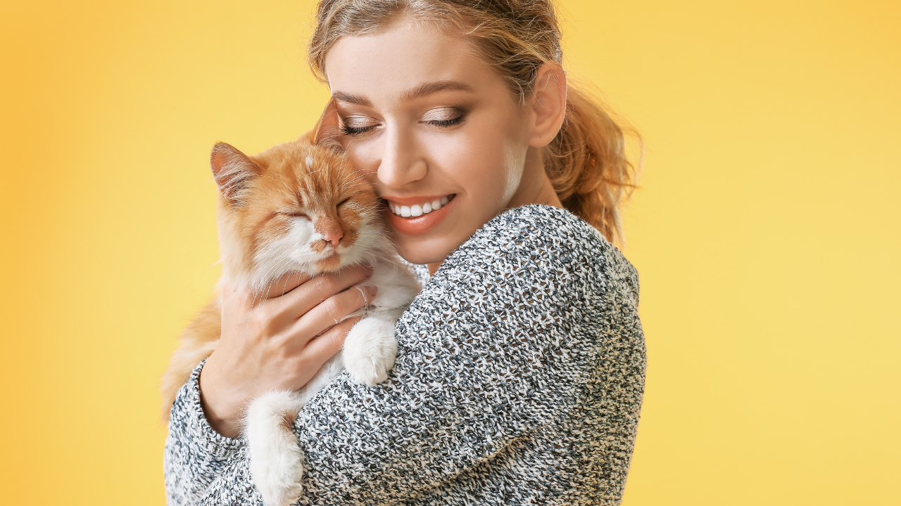 Eine Frau kuschelt mit ihrer Katze, das ist gut für ihre mentale Gesundheit.